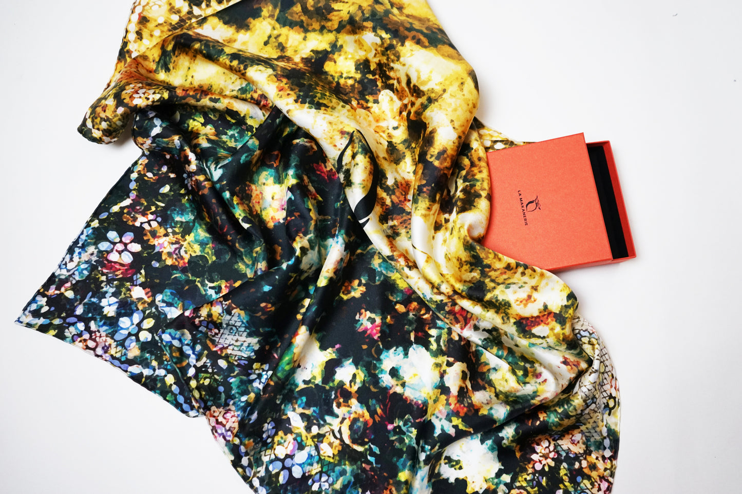 Carré de soie Baçira, Perles Oranaises