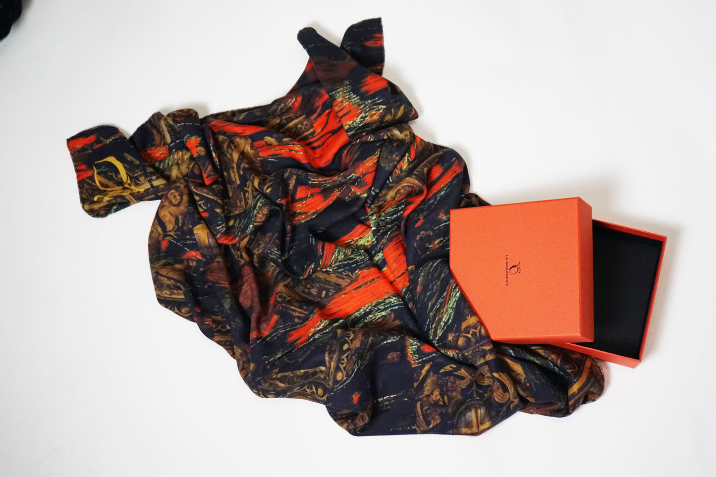 Carré laine et soie Barda, Le Palais Pourpre