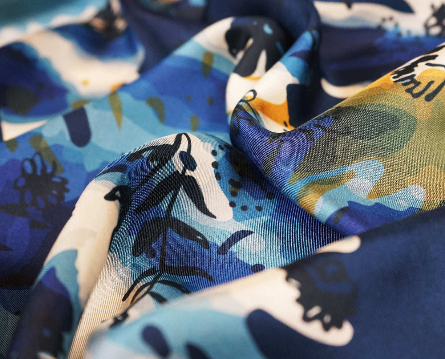 Carré de soie Amarezza, Rêverie en Bleu